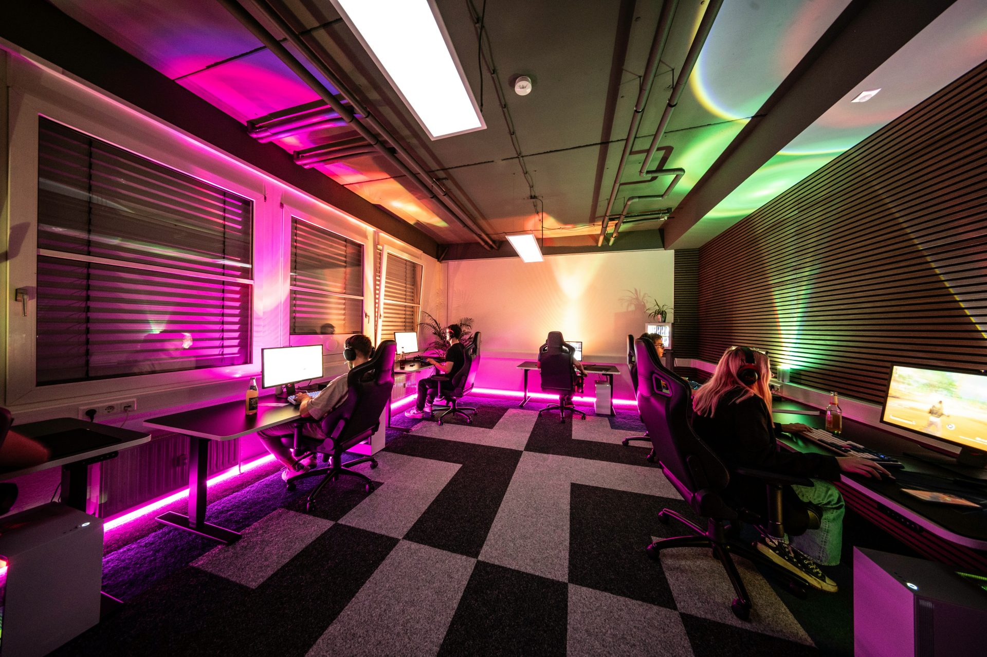 Un groupe de personnes assises à des bureaux dans une pièce