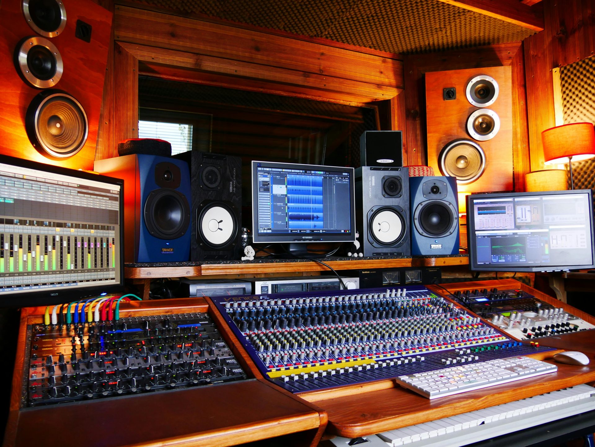 Console de mixage et moniteurs audio de haute qualité dans un studio d'enregistrement professionnel.