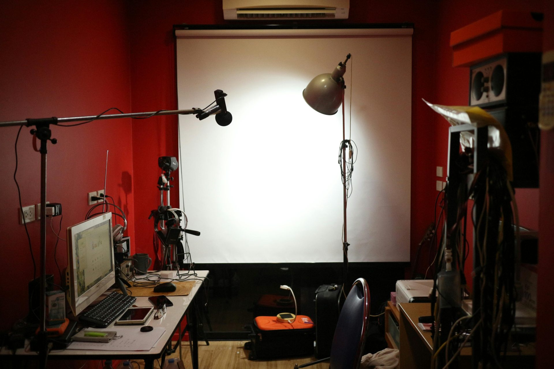 Un studio de podcast professionnel à Bangkok, équipé de matériel d'enregistrement, d'éclairages et d'une configuration informatique.